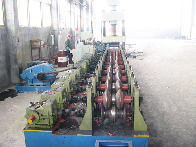 波形护栏压型机