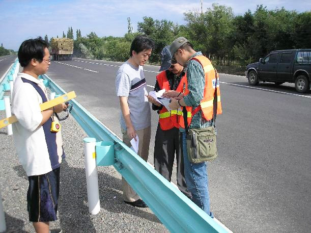 公路防撞波形护栏安装