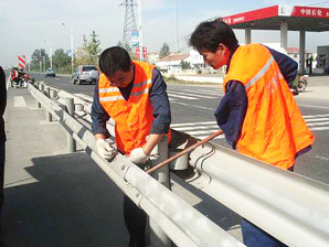 公路防撞波形护栏安装