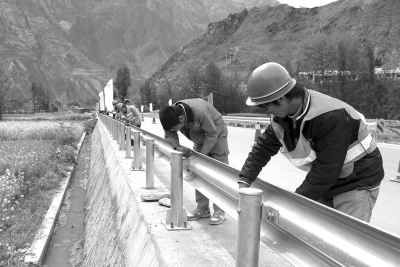 公路防撞波形护栏安装