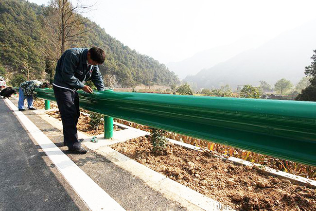 公路防撞波形护栏安装